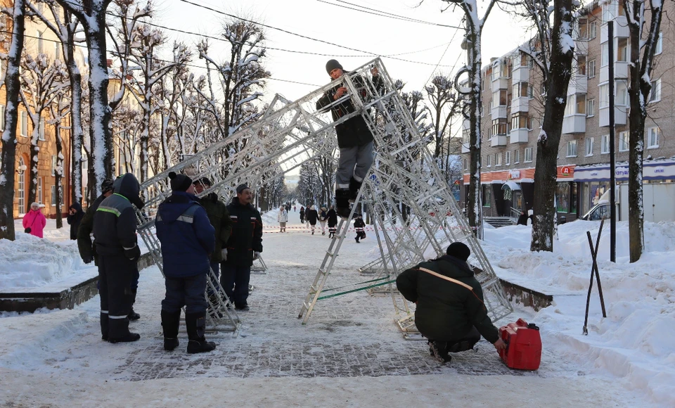 Смоленск продолжают украшать к Новому году. Фото: пресс-служба администрации города.