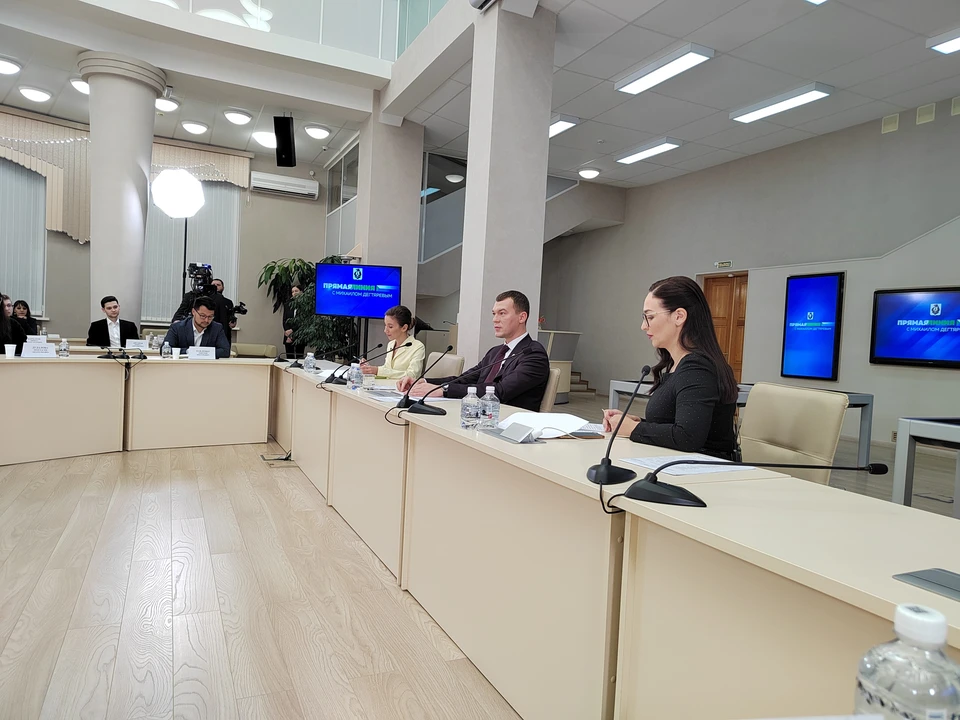 Губернатор Хабаровского края ответил на 30 вопросов во время прямой линии