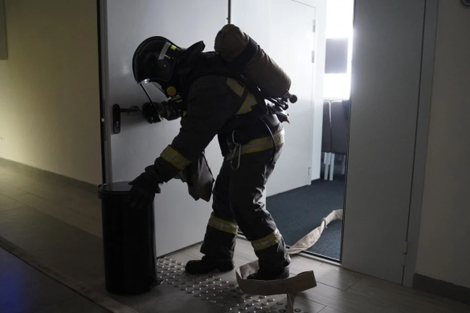 В Новосибирске загорелся частный дом с газовыми баллонами