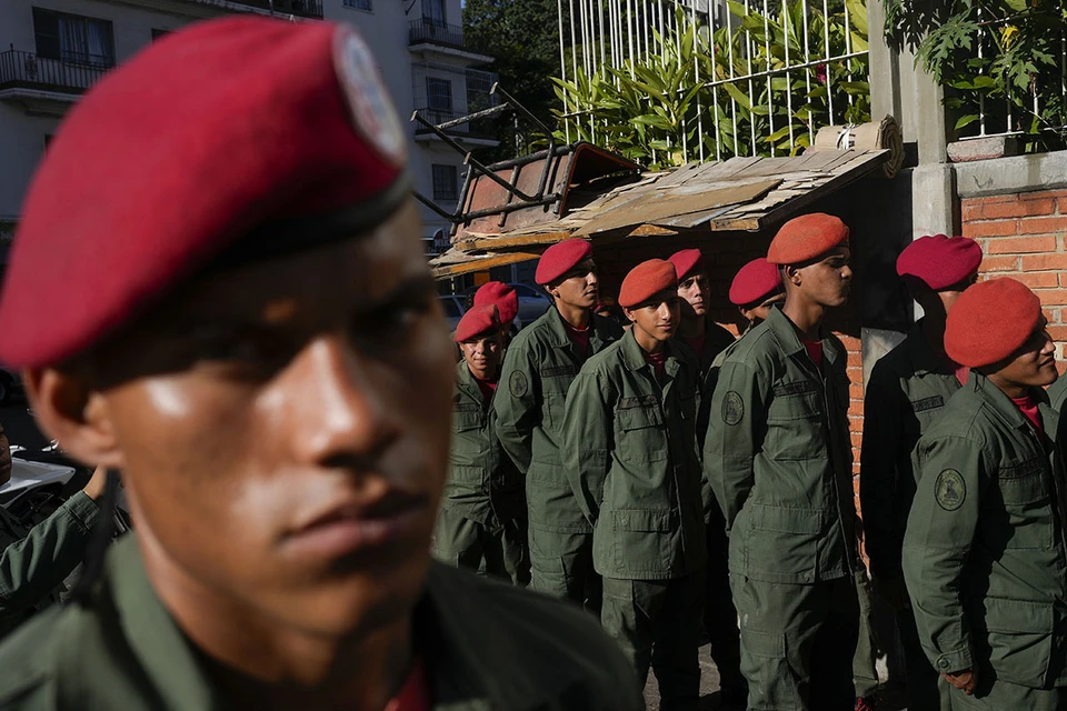 Президент Венесуэлы Николас Мадуро отдал приказ привести армию в полную боевую готовность и объявил о присоединении региона Эссекибо, расположенного на фактической территории соседней Гайаны.