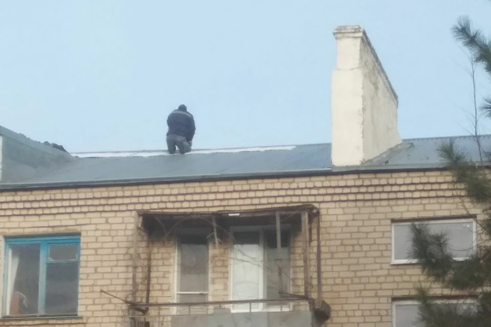 В Новой Каховке восстанавливают кровли крыш, поврежденных в результате обстрела со стороны ВСУ. ФОТО: администрация Новокаховского городского округа