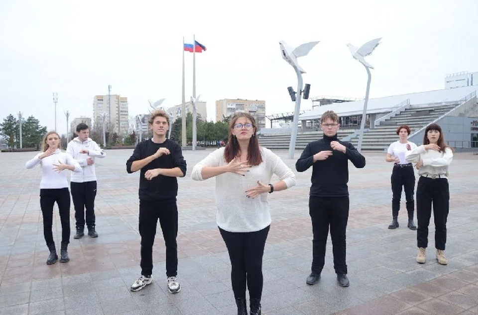 Песня прозвучала в оригинальном виде - на языке жестов. Фото: Молодежный парламент ДНР