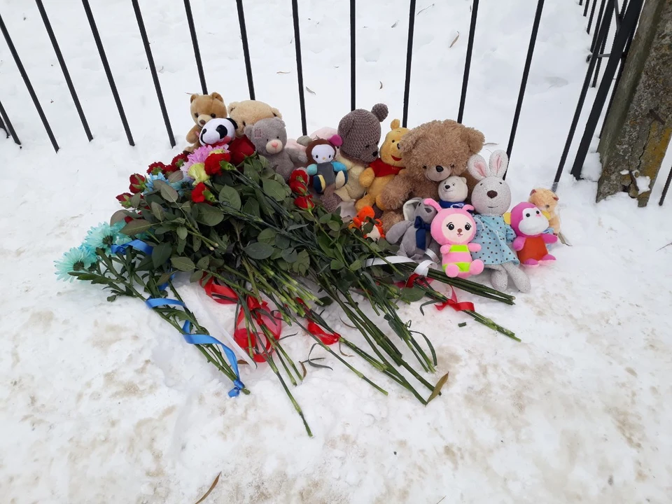 В память о погибшей девочке - мемориал на снегу