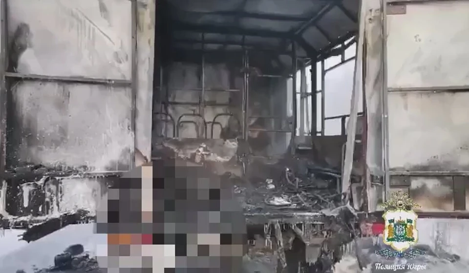 В Пыть-Яхе загорелся грузовой автомобиль с людьми: пострадали 4 человека. Фото: скриншот из видео УМВД России по ХМАО-Югре