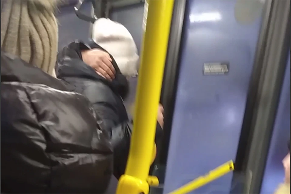Полиция Кузбасса установила личность мужчины, пристававшего к пассажирке автобуса.