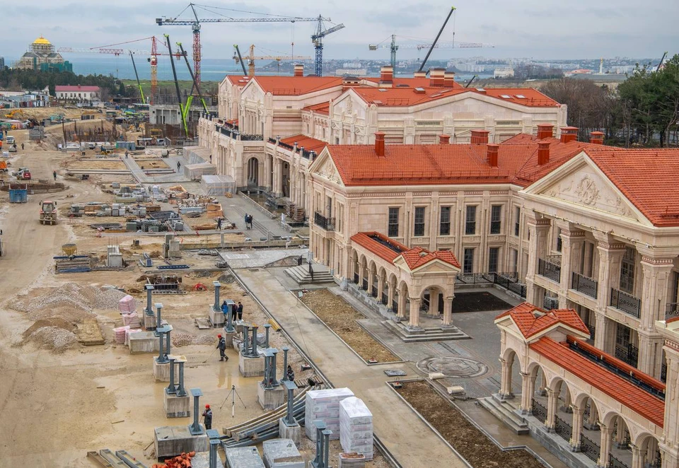 На объекте работает более 1000 строителей. Фото: t.mе/rаzvоzhаеv