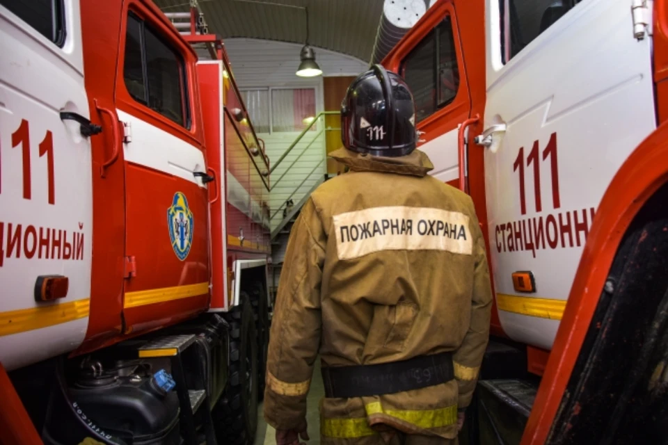 Пожарные потушили пламя.