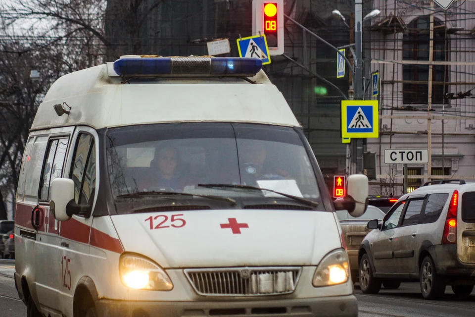 Школьника положили в больницу после падения на льду во дворе учебного заведения