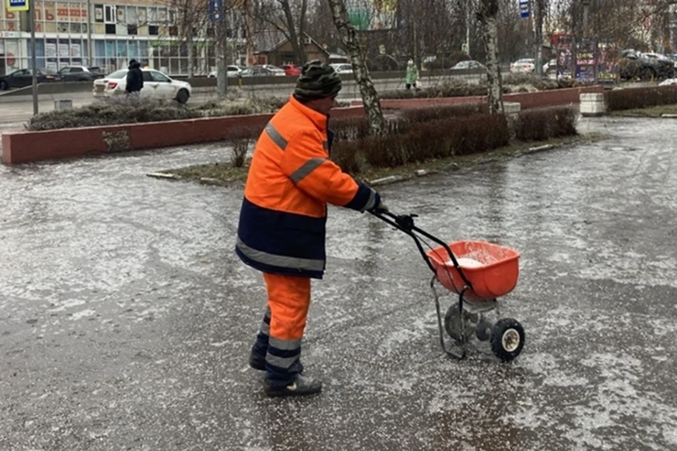 Улицы обрабатывают каждые три - четыре часа. Фото: администрация Ростова.