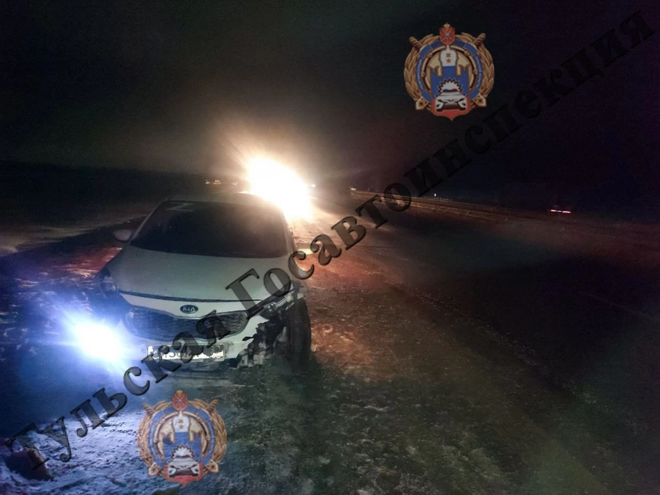 В Воловском районе автомобиль Kia врезался в металлическое ограждение