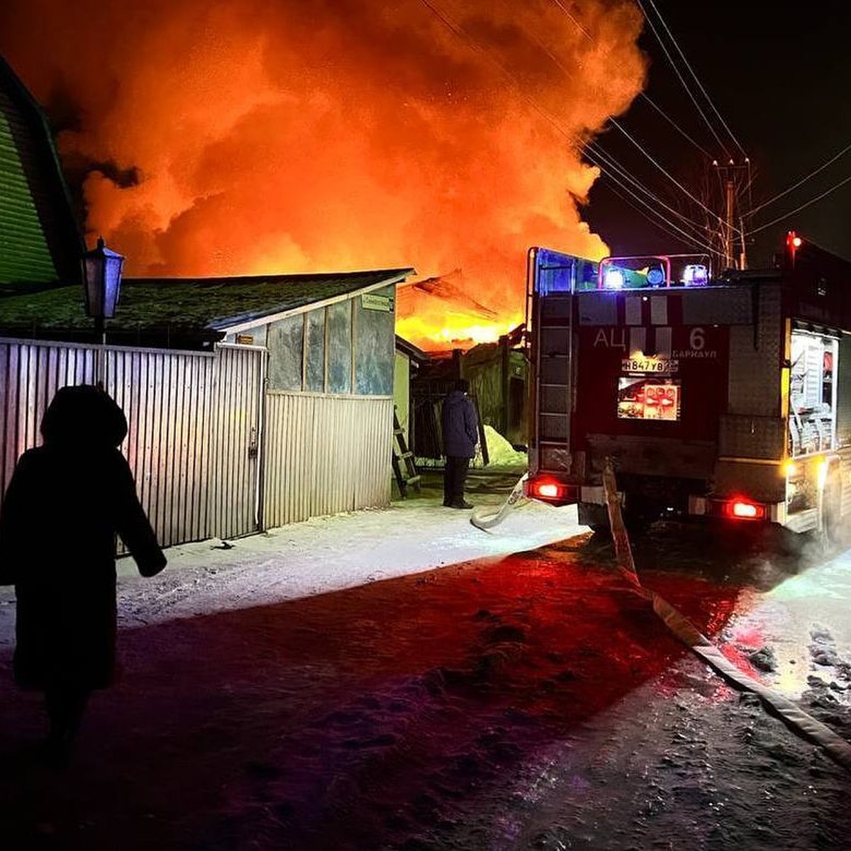 Серьезный пожар на площади 250 «квадратов» произошел в Барнауле - KP.RU