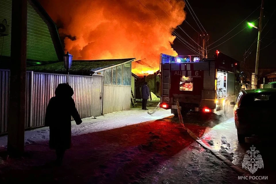 С огнем боролись 30 человек