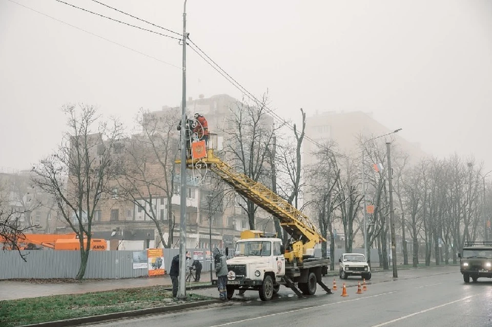 Работы производят специалисты муниципального предприятия «Мариупольгорсвет» в тесном сотрудничестве с РЭК. Фото: ТГ/Моргун