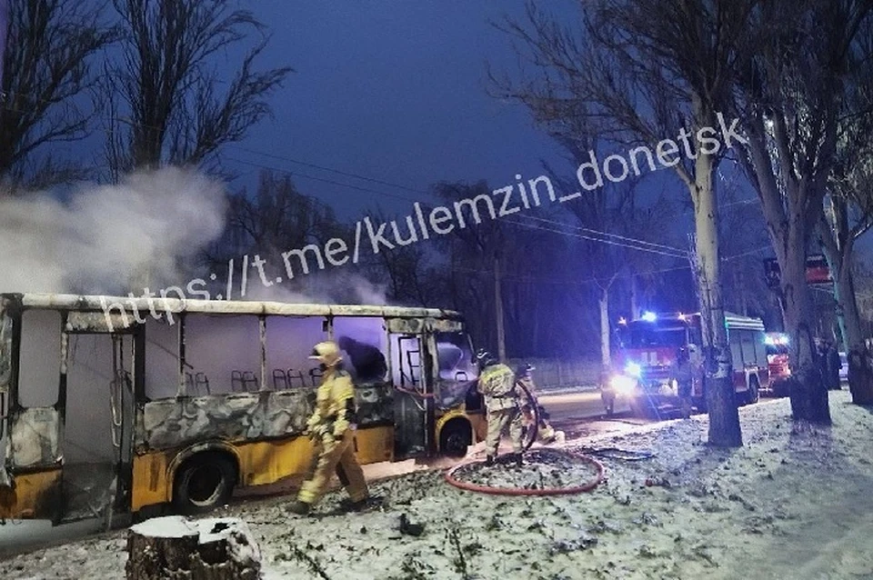 В Кировском районе между площадью Свободы и овощной базой произошло возгорание автобуса ПАЗ. Фото: ТГ/Кулемзин