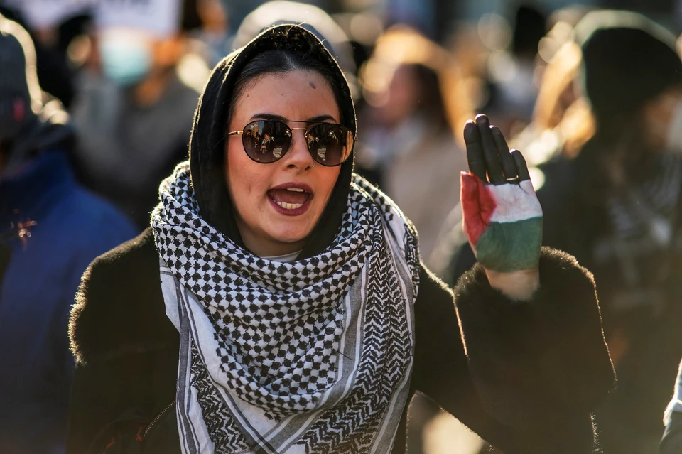 Участница пикета в поддержку Палестины у здания ООН в Нью-Йорке.