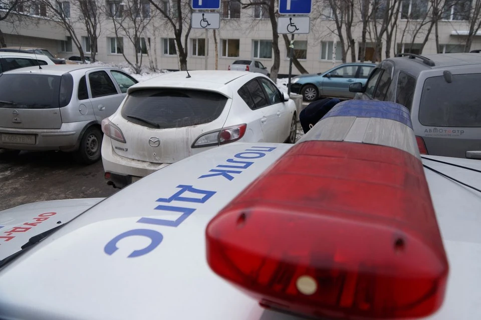 В Новосибирске неизвестный въехал в киоск и убежал с места ДТП.