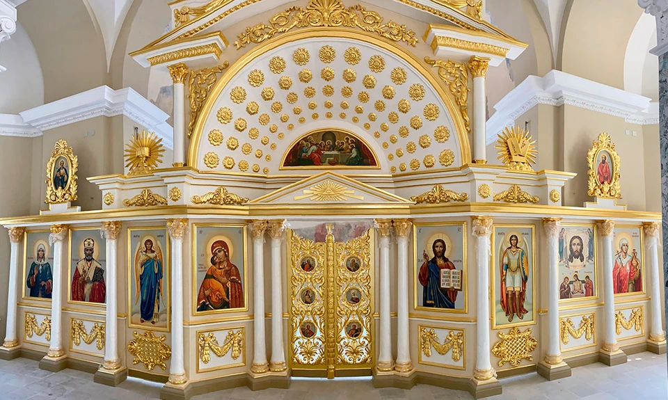 Иконостас в надвратной Спасской церкви Фото: Новоторжский Борисоглебский мужской монастырь