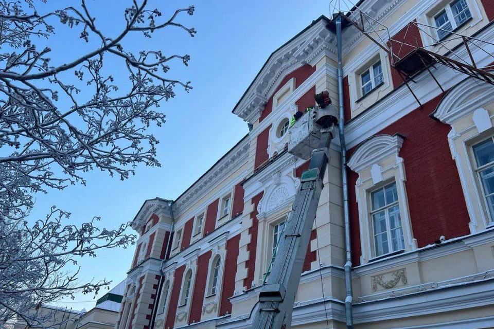 В центре Иркутска идет работа по монтажу архитектурно-художественной подсветки на исторических зданиях по ул. Карла Маркса.