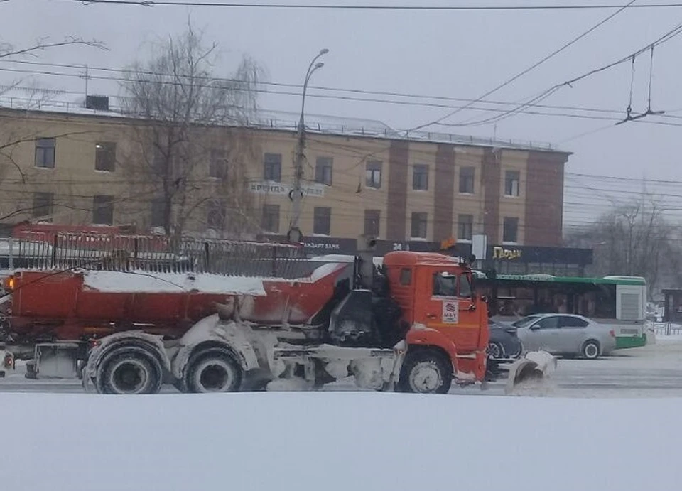 В уборке снега на дорогах области задействована 961 единица техники.