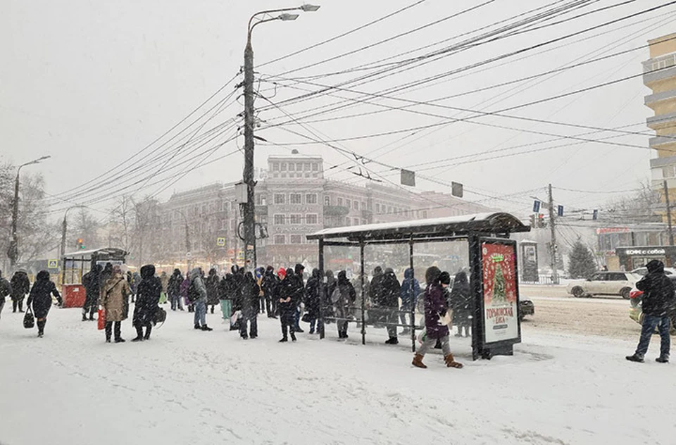 Погода нижний новгород 5 декабря. Метель в Нижнем Новгороде на Покровке. Снежная улица остановка.