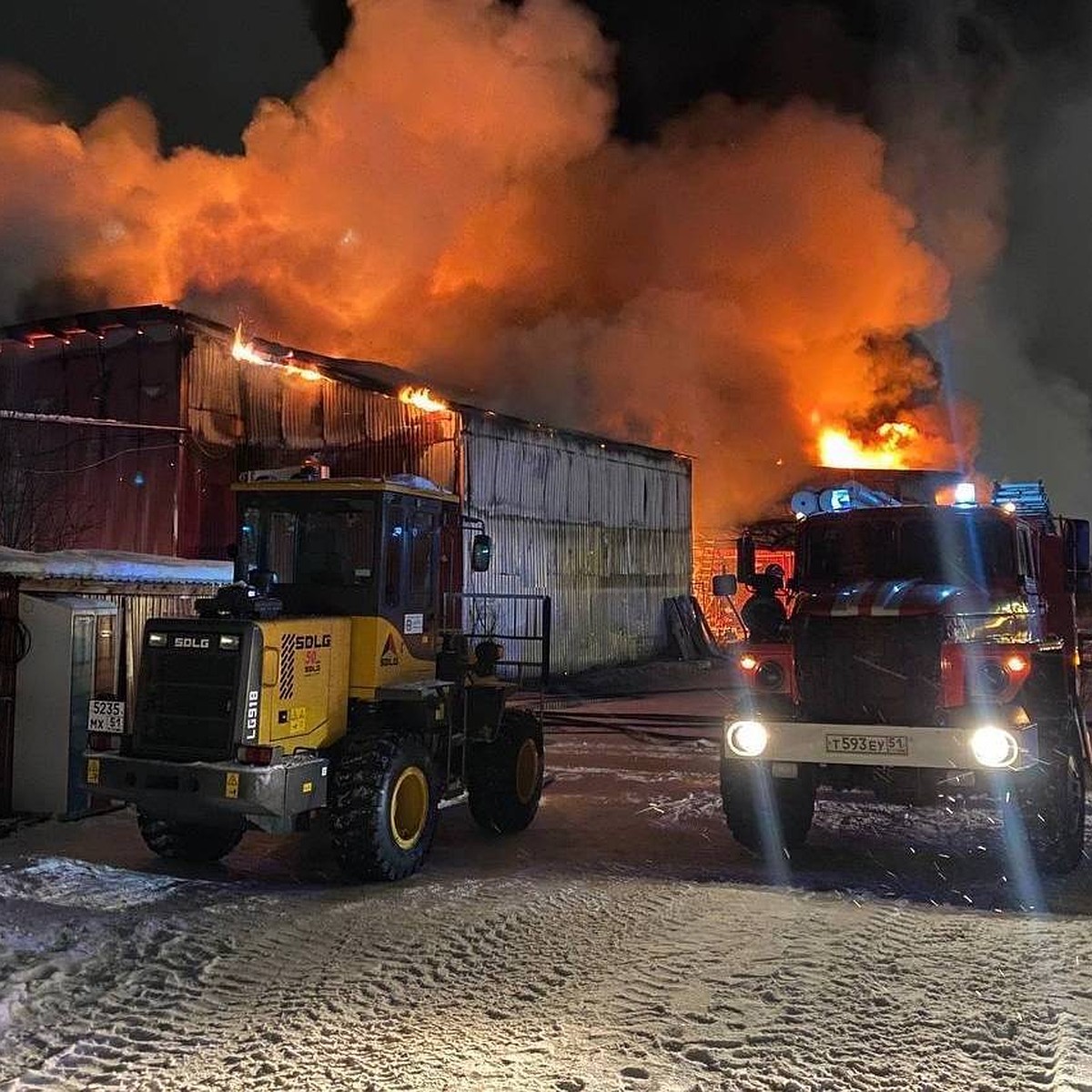 Появилось видео с места масштабного пожара на рыбной мануфактуре в Мурманске  - KP.RU