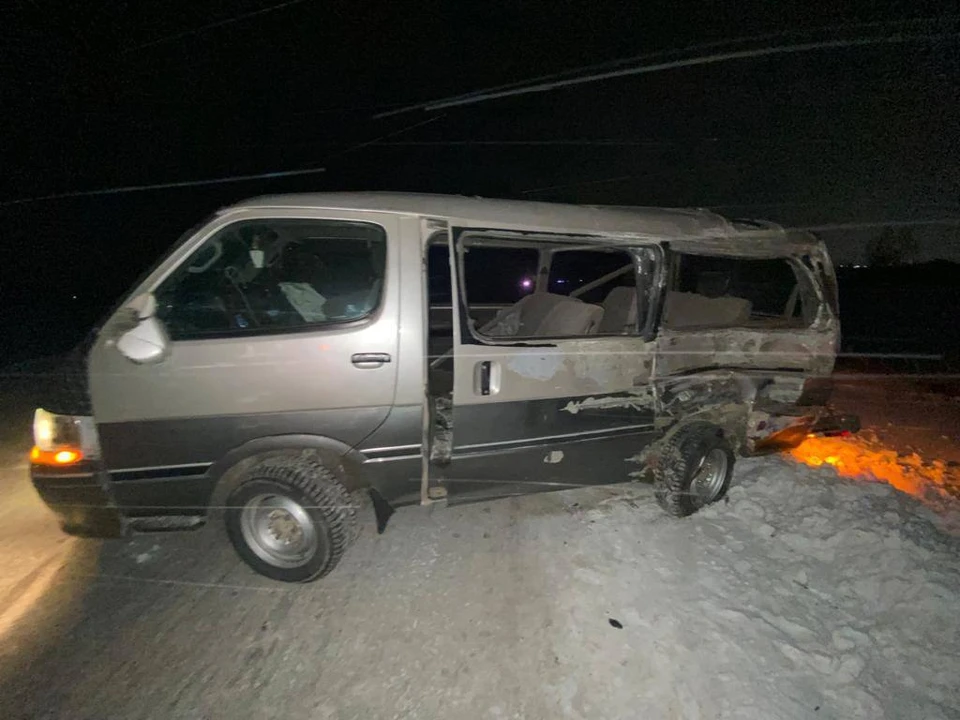 39-летний водитель на Toyota Hiace выехал на полосу встречного движения. Фото: пресс-служба ГИБДД Якутска