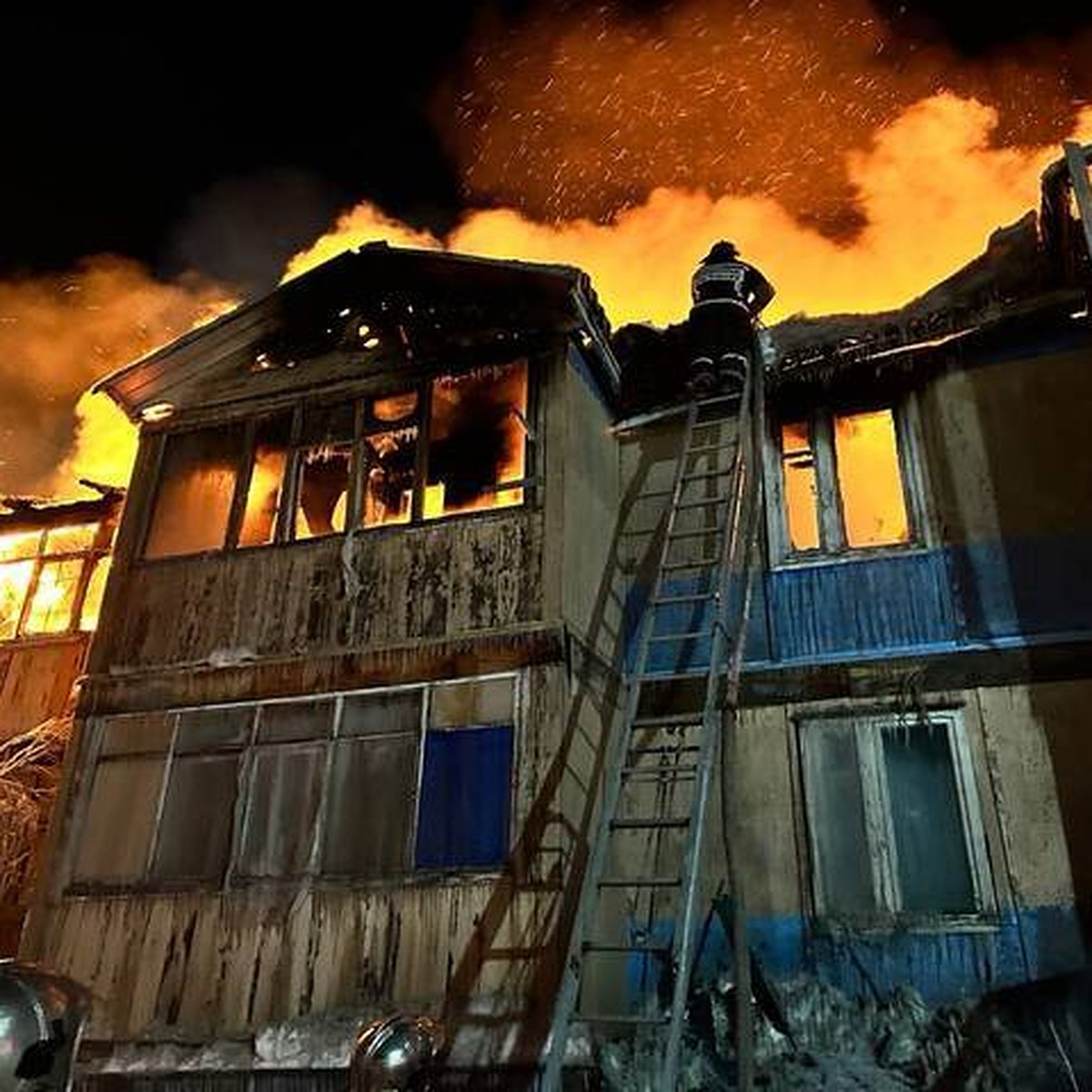 В Салехарде рано утром произошел крупный пожар в двухэтажном деревянном  доме - KP.RU