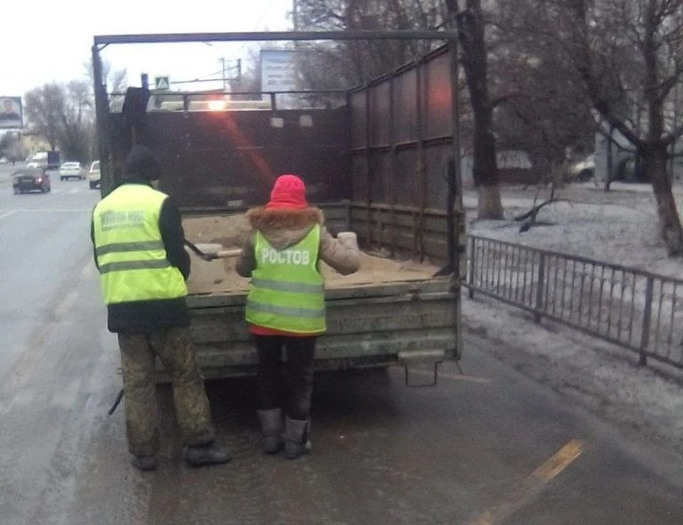 В городе продолжают обработку дорожек и дорог от льда. Фото: пресс-служба администрации