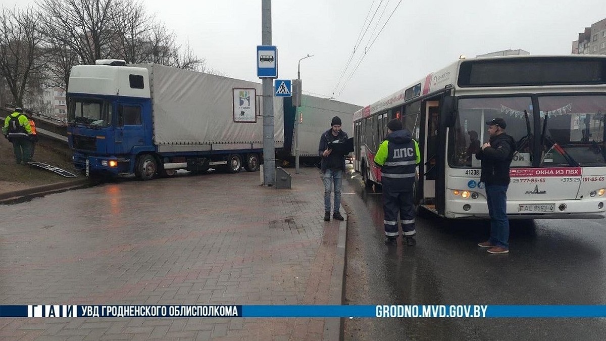 Уходил от столкновения с другим грузовиком». Фура на скорости выехала на  тротуар в Гродно - KP.RU