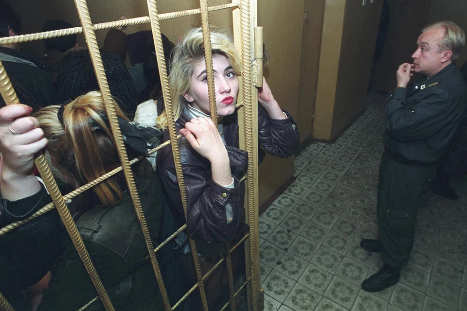 Москва. Подозреваемые в занятии проституцией в милицейском участке, 2004 год.
