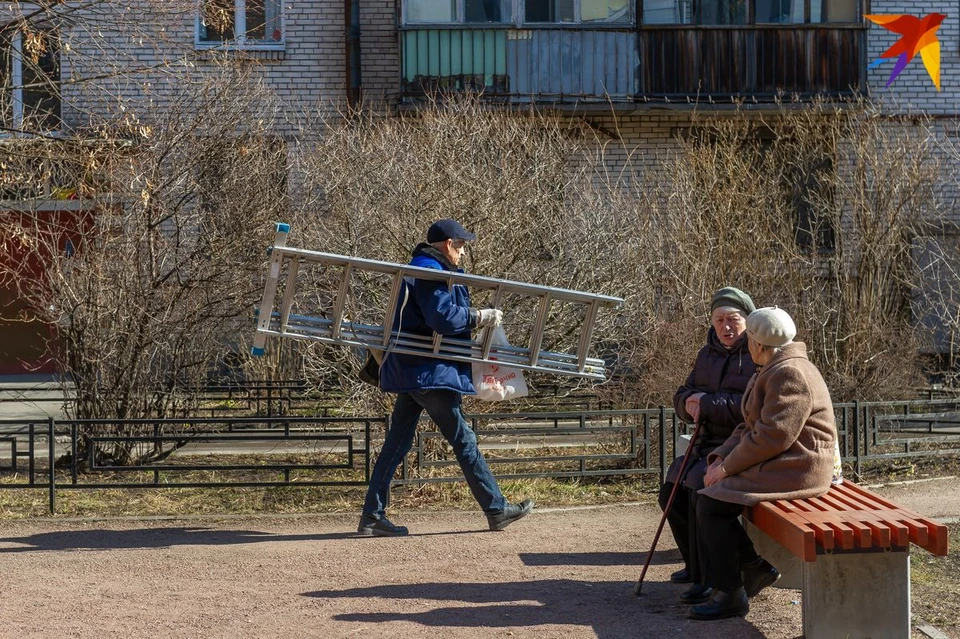 Пенсионная реформа в Беларуси будет идти до 2025 года. С 2022 года пенсионный возраст - 58 и 63 года - уже не поднимают, а вот страховой стаж, "зарплатные" годы - растут неуклонно.