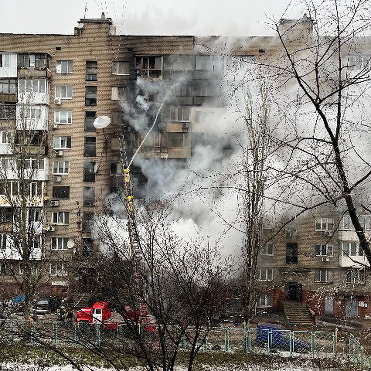 Восемь раненых, пожар в многоэтажке, разбитые школа и больница: Последствия  обстрелов ВСУ Донецка в православный праздник 19 декабря 2023 - KP.RU