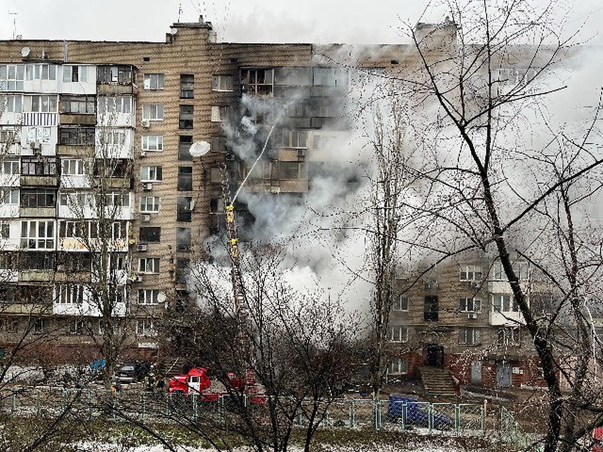 Восемь раненых, пожар в многоэтажке, разбитые школа и больница: Последствия  обстрелов ВСУ Донецка в православный праздник 19 декабря 2023 - KP.RU