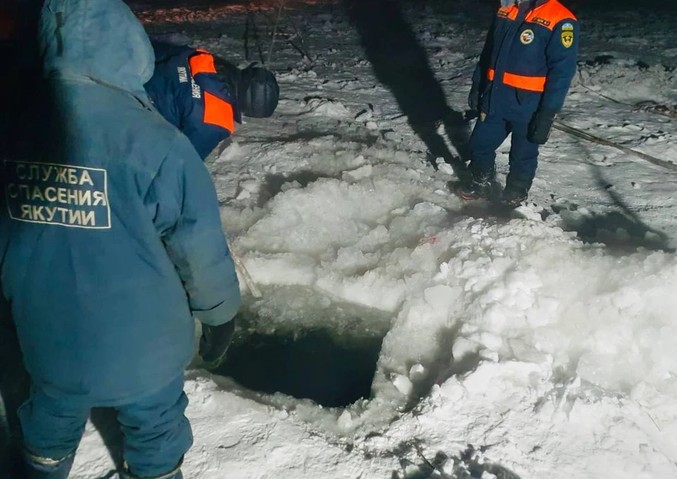 Тело извлекли на поверхность методом выпиливания майны. Фото: Служба спасения Якутии