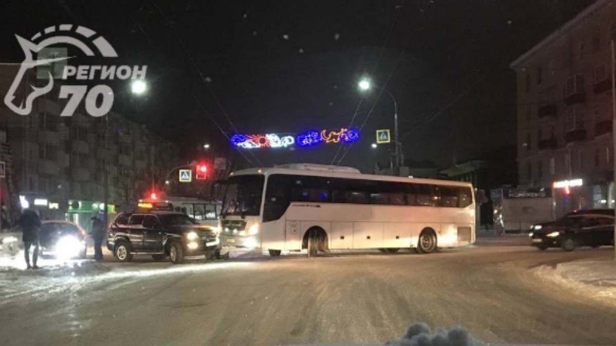 Авария с участием автобуса и легковушки заблокировала движение в центре  Томска - KP.RU