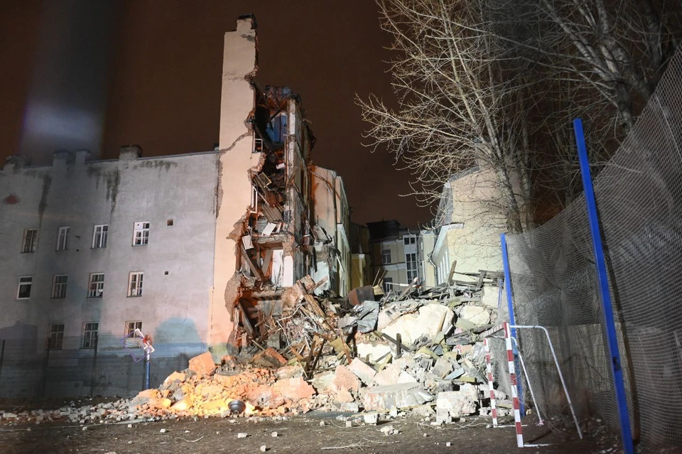 Здание обрушилось в Петербурге.