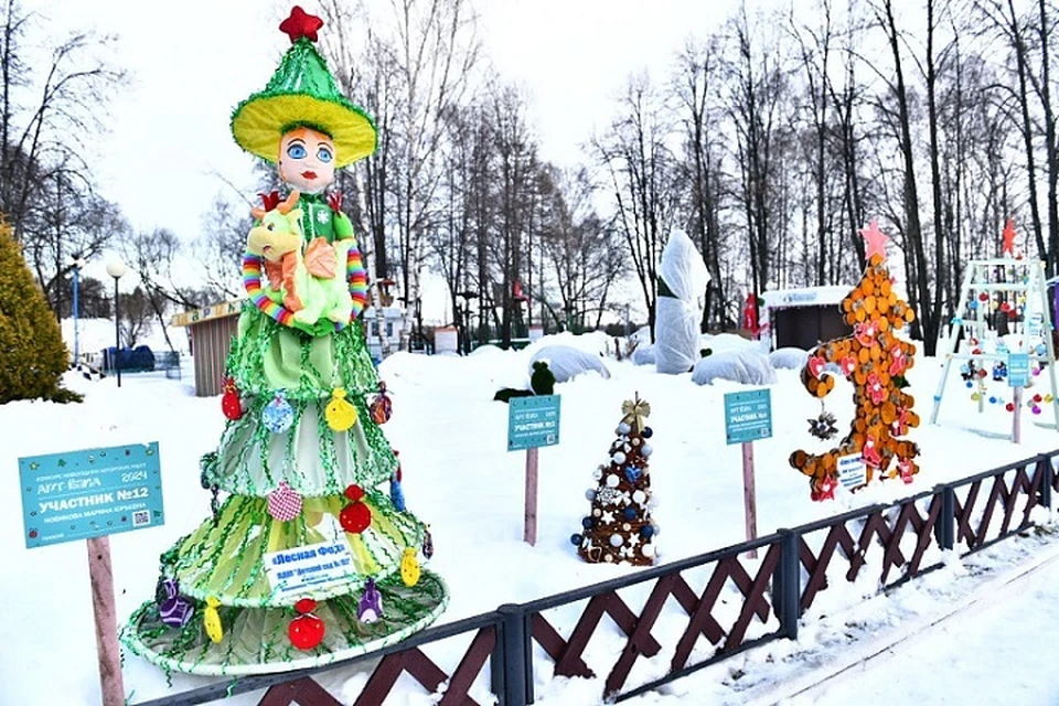 В Ярославле в парке «Даманский» открылась выставка авторских новогодних елок.