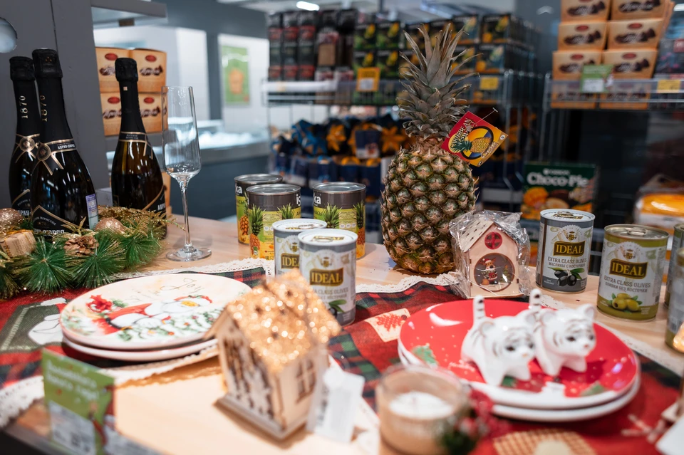 Многие покупают продукты к праздничному застолью заранее.