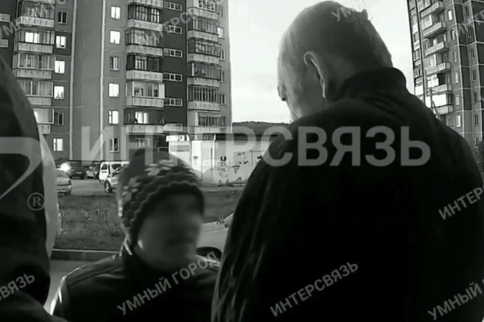 Инцидент попал на видео. Фото: запись с камеры домофона «Интерсвязь», «Инцидент Миасс» / Vk.com