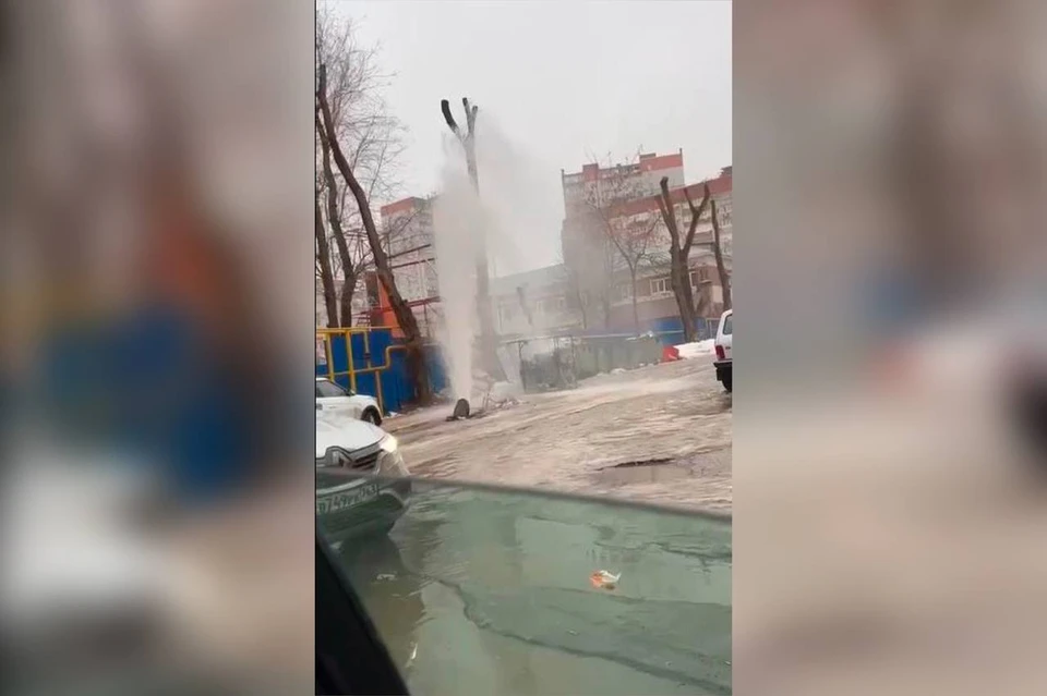 В Самаре в Томашевском тупике забил коммунальный фонтан. / Фото: скриншот с видео