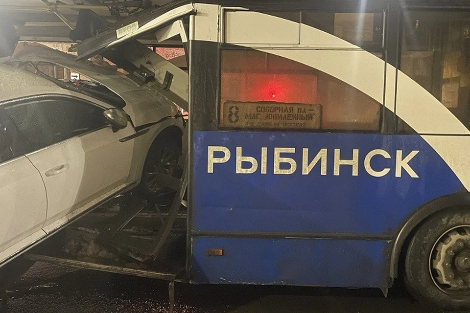 В Рыбинске иномарка влетела в салон автобуса.