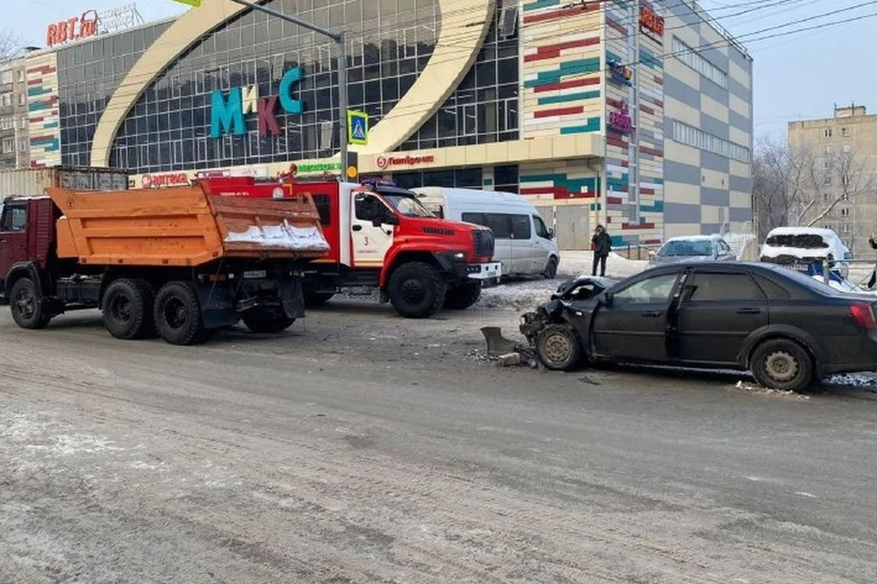 Иномарка врезалась в грузовой автомобиль. Фото: Госавтоинспекция по Новосибирску