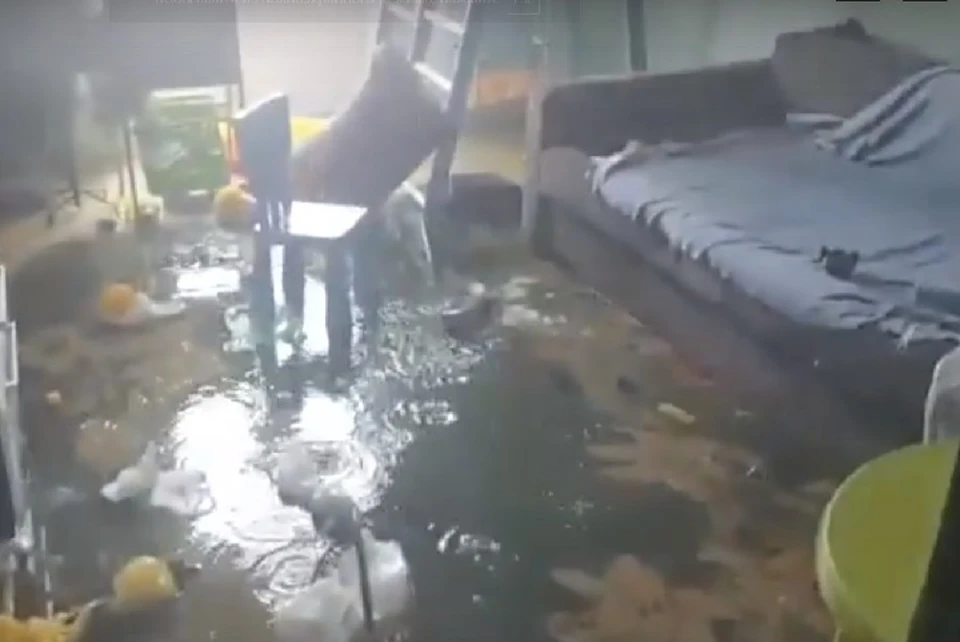 Одну из квартир залило полностью. Фото: скрин с видео Сергея Островского.