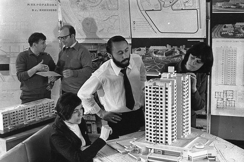 Коллектив института Молдгипрострой в творческой работе год 1972