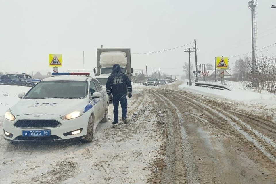 На уральских дорогах перекрывают движение из-за выпавшего снега. Фото: ГИБДД по Свердловской области