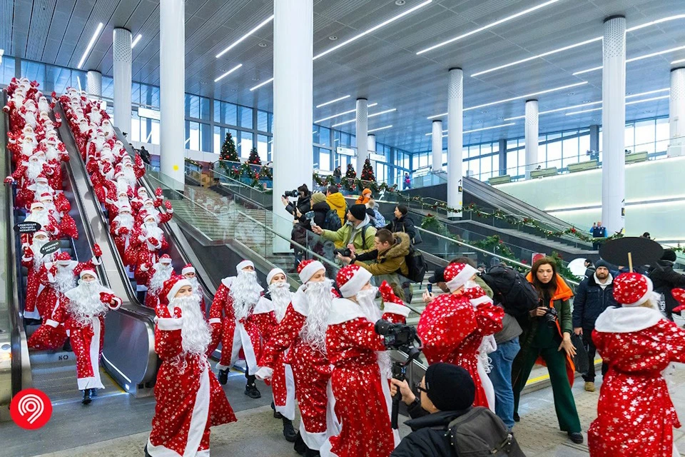 Сотня Дедов Морозов поздравили пассажиров московского транспорта
