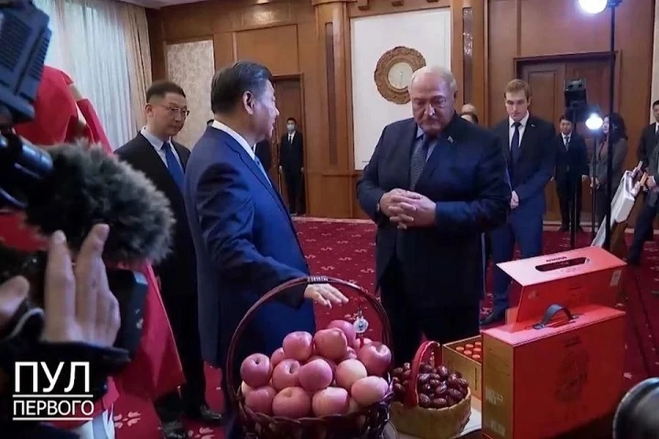 Зарубежным лидерам Александр ЛУкашенко привозит подарки из Беларуси. Фото: телеграм-канал «Пул Первого».