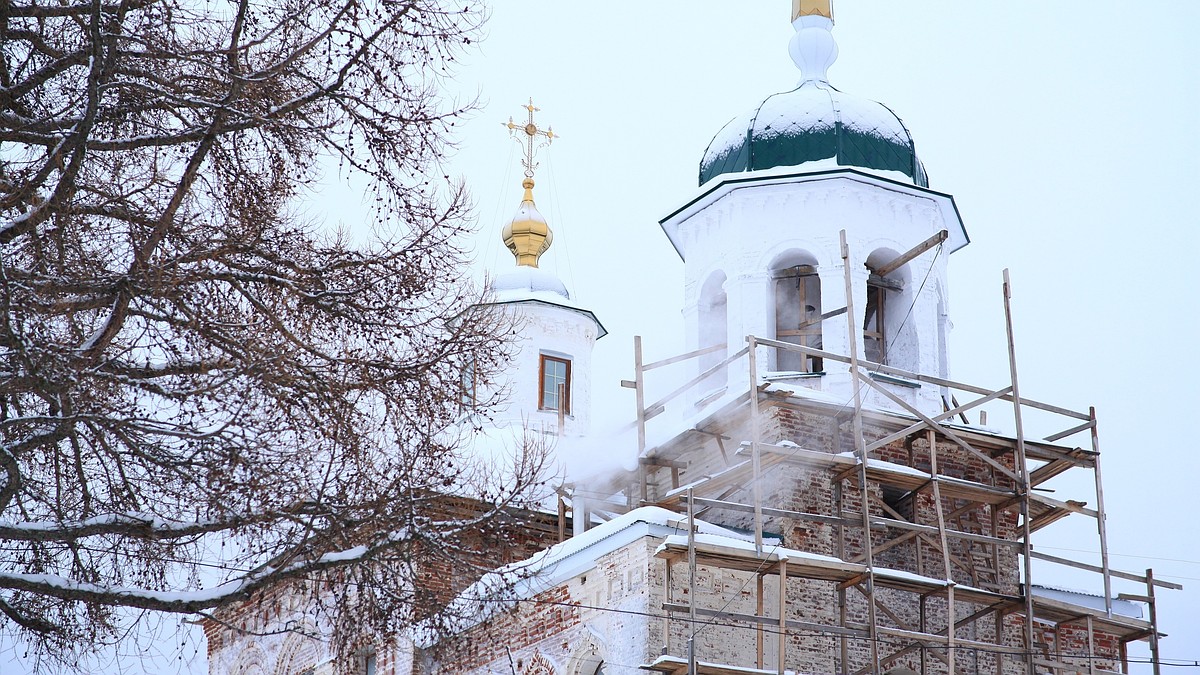 В Богоявленском храме деревни Ляли отремонтировали и растопили печь XVII  века - KP.RU