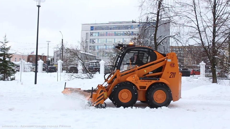 Новые многофункциональные погрузчики вышли на уборку снега в Рязани.