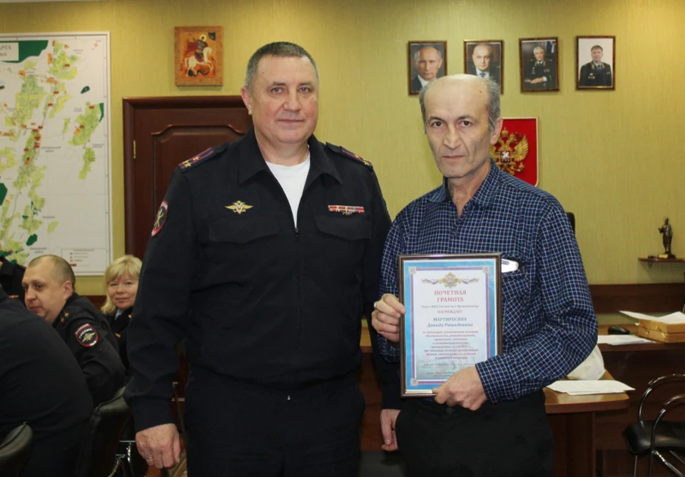 Начальник ОМВД Прокопьевска Алексей Шабалин вручил благодарственное письмо Давиду Мартиросяну.